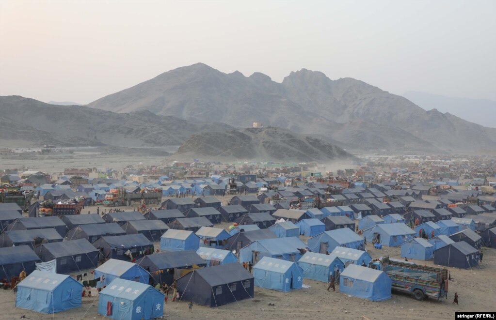 Tende sul lato afghano del valico di frontiera di Torkham.  L’ONU stima che oltre 29 milioni di afghani – su una popolazione di circa 40 milioni – necessitano di assistenza umanitaria.