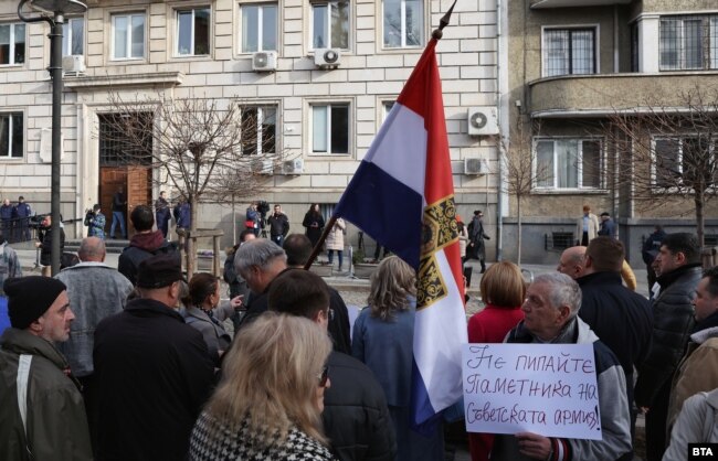 Protesters also gathered outside Sofia’s Municipal Council on March 9. This picture shows one demonstrator holding a Samara flag, referencing the Russo-Turkish War of the 1870s, as another man displays a sign saying, "Don't touch the monument to the Soviet Army."  During the council protest, a man threw a Ukrainian flag that had been flying from the balcony of the council building to the ground. Reactions online to the incident were largely critical, with even those against foreign flags flying from Bulgaria’s official buildings saying it should have been removed respectfully.