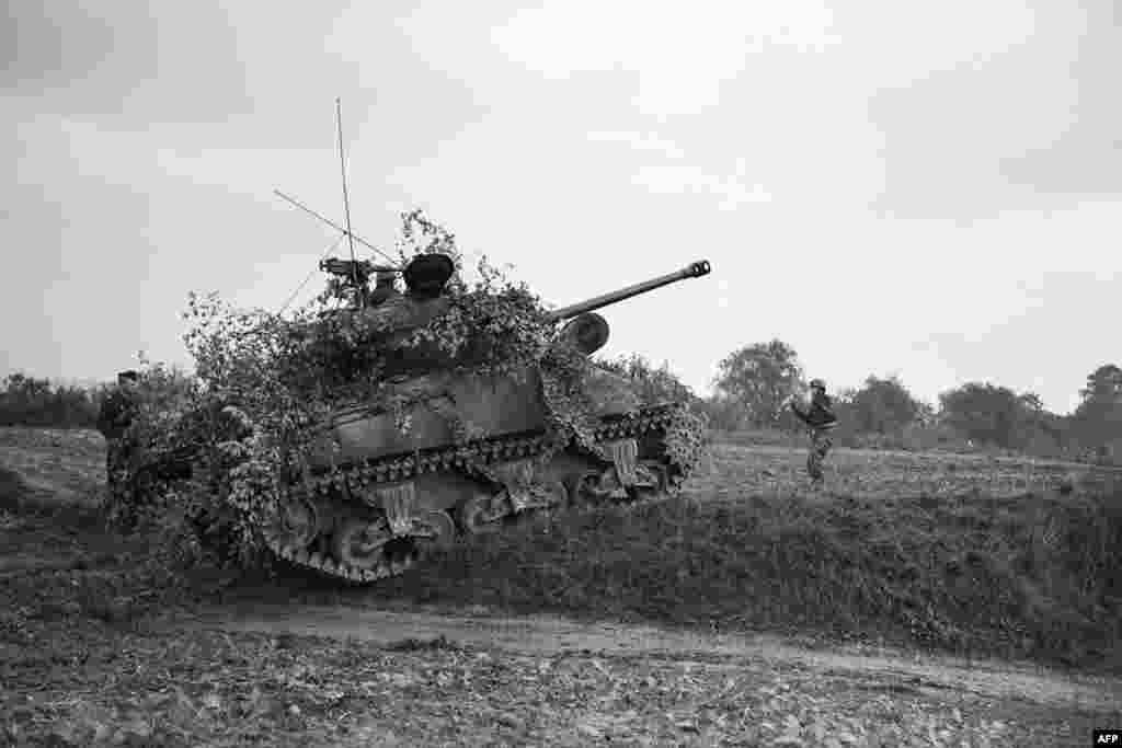 Tenk na zajedničkoj vježbi na granici između Francuske i Nemačke u septembru 1952. Na NATO se gledalo kao i na način za suzbijanje svakog potencijalnog &quot;oživljavanja njemačkog militarizma&quot;. Sažetak ciljeva saveza koji se pripisuju prvom generalnom sekretaru NATO-a bio je &quot;držati Sovjetski Savez vani, Amerikance unutra i Nijemce pod kontrolom&quot;.