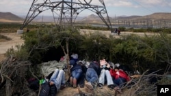 Хора спят в импровизиран лагер, докато чакат да подадат молба за убежище, след като са пресекли границата близо до Джакумба, Калифорния. Групата е лагерувала няколко дни точно от другата страна на границата в очакване да подаде молба за убежище в Съединените щати.