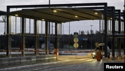 Automobil na granici između Rusije i Finske na graničnom prelazu Nuijamaa u Lappeenranti, Finska, 16. novembra.