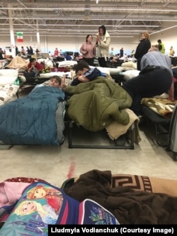 Масовим потоком через кордон жінка з дітьми дісталася табору для біженців в польському Перемишлі