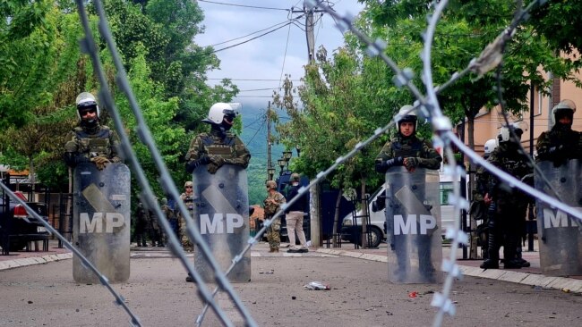 Forțele conduse de NATO rămân în gardă după ciocnirile violente din Kosovo