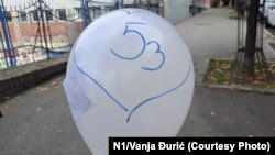 Učenici su iz dvorišta škole pustili balone u znak sećanja na ubijene đake i radnika obezbeđenja