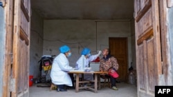 Medicinsko osoblje pregleda ljude u ruralnim područjima na jugozapadu Kine, Guizhou provincija, decembar 2023.