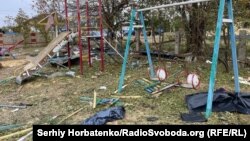У Харківській обласній прокуратурі повідомили, що загинула фактично половина мешканців села, які залишалися у Грозі