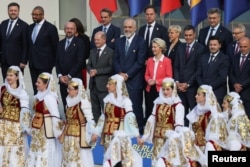 Liderët e BE-së dhe vendeve të Ballkanit Perëndimorë gjatë fotografisë familjare, në të cilnë nuk mori pjesë Ana Bërnabiq e Serbisë, në Procesin e Berlinit në Tiranë, 16 tetor 2023.