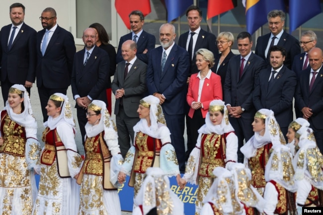 Liderët e BE-së dhe vendeve të Ballkanit Perëndimorë gjatë fotografisë familjare, në të cilnë nuk mori pjesë Ana Bërnabiq e Serbisë, në Procesin e Berlinit në Tiranë, 16 tetor 2023.