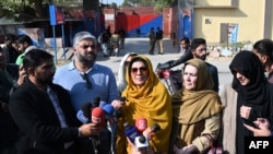 د عمران خان خویندې د اډیالې زندان مخې ته له رسنیو سره خبرې کوي - د ارشیف انځور 