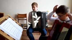 Tânăr angajat în cultură: Predă acordeonul la școala de arte și cântă la petreceri în timpul liber