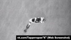 Російський безпілотник скидає боєприпас на човен, яким бійці ЗСУ переправляються через р. Дніпро, осінь 2023 року
