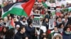 Учесници на протестот во знак на солидарност со Палестинците во Газа, Лондон, на 9 декември 2023 година.