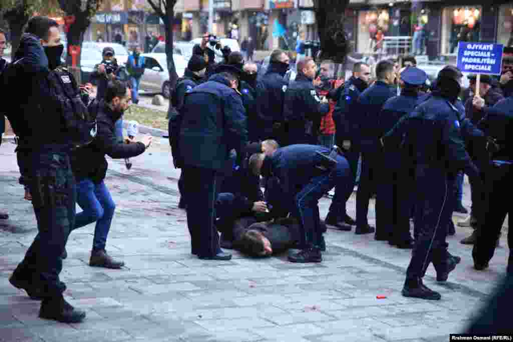 Pamje gjatë arrestimeve nga Policia e Kosovës.