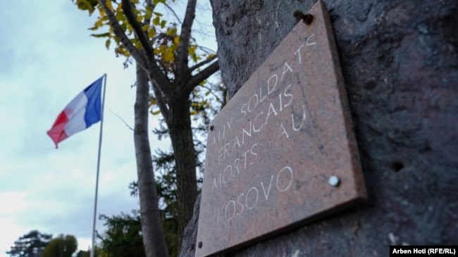 Një mbishkrim i vendosur në një gur për ushtarët e rënë francezë në Kosovë, në varrezat ortodokse serbe.