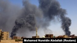 Dim se diže iznad zgrada nakon zračnog bombardovanja, tokom sukoba između paravojnih snaga za brzu podršku i vojske u Sjevernom Kartumu, Sudan, 1. maja 2023. 
