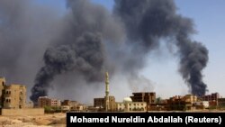 Tym duke u ngritur mbi ndërtesa pas bombardimeve ajrore, gjatë përleshjeve ndërmjet forcave paramilitare dhe ushtrisë në Kartumin e Veriut, në Sudan, më 1 maj 2023.