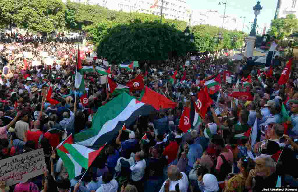 Više hiljada građana Tunisa izašlo je na protest solidarnost s Palestincima u Gazi, Tunis 12. oktobar 2023.