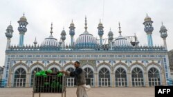 რამადანის პირველი დღე რავალპინდიში (პაკისტანი), მასჯიდის მეჩეთის წინ კაცი სამლოცველო ქუდებით სავსე ურიკით. 11 მარტი, 2024 წელი 