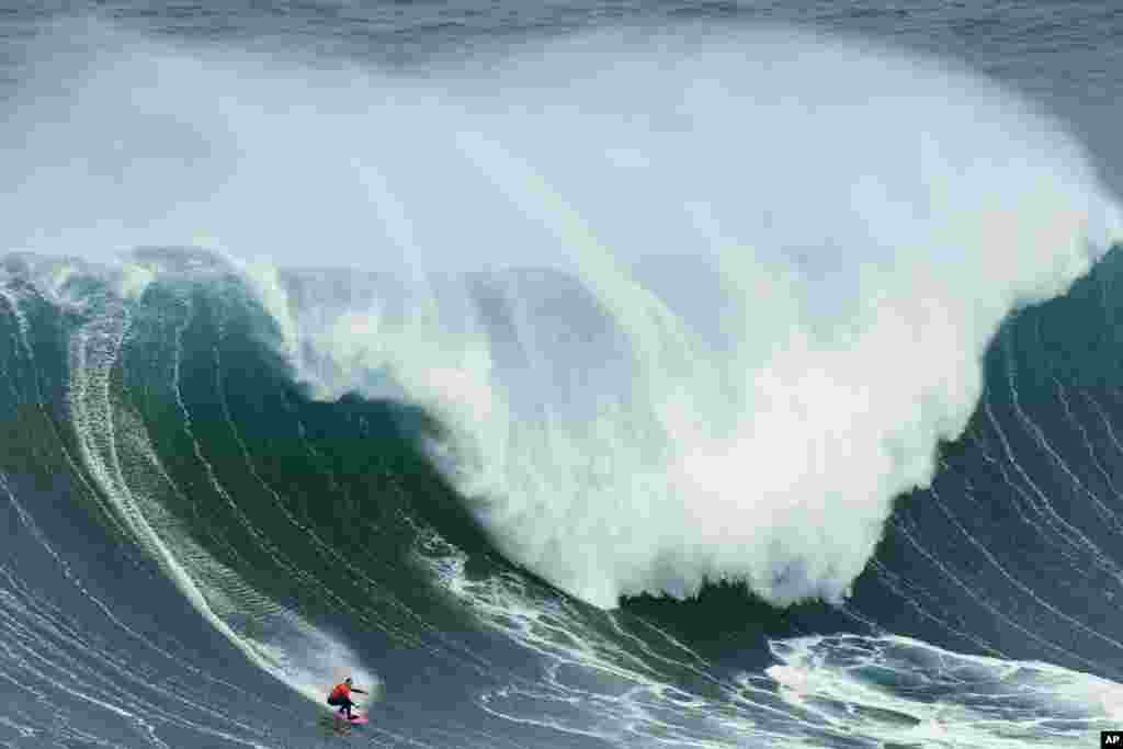 Brazilka Maya Gabeira na turniru u surfanju u Nazareu, Portugal, 22. januara.