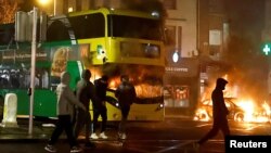 Autobus u plamenu tokom nereda u Dublinu, 23. novembar 2023.