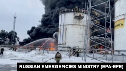 Az archív fotón orosz tűzoltók oltanak egy olajraktárt egy ukrán dróntámadás után Brjanszk közelében 2024. január 19-én. Kijev fokozza az orosz területeken végrehajtott támadásokat