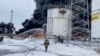 Дым от возгорания в резервуаре с нефтепродуктами в результате падения беспилотника, Россия. Краснодарский край. Поселок Волна, 3 мая 2023 года