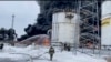 Zjarrfikësit duke shuar zjarrin pas një sulmi me dronë në rajonin rus të Brijanskut. 19 janar 2024. 