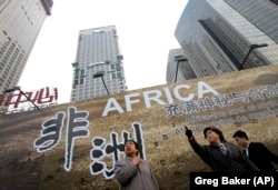 Bilbord koji u Pekingu promoviše kineske investicije u Africi