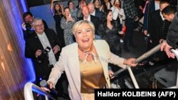 Halla Tómasdóttir urcă pe scenă la 2 iunie, la Reykjavik, după câștigarea alegerilor prezidențiale islandeze în care a învins tot o femeie. 