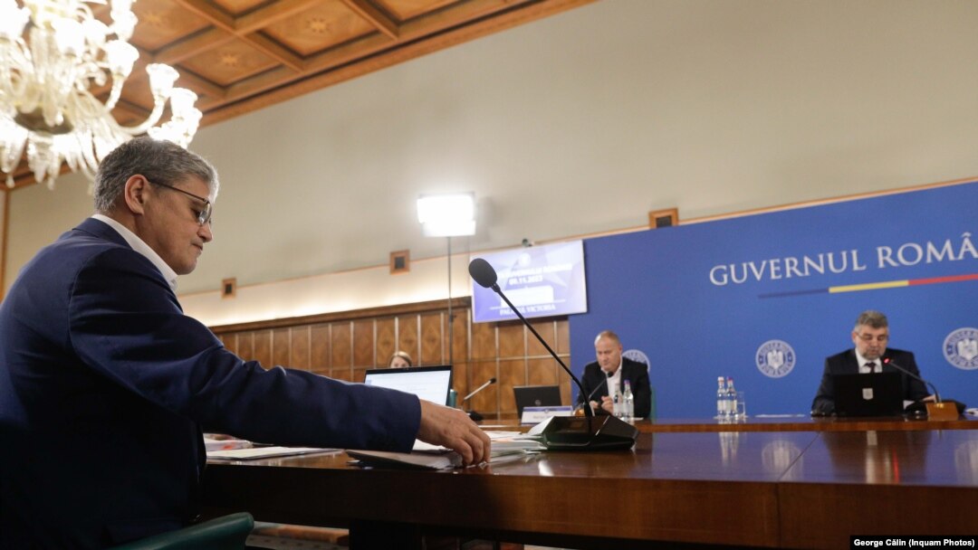Ministrul Finanțelor Marcel Bolos (stânga) a venit cu ideea ca banii de la buget să fie redistribuiți prin Fondul de rezervă și nu prin intermediul unei rectificări bugetare. În plan secund, în dreapta, premierul Marcel Ciolacu. 