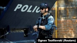 Pripadnik specijalnih snaga kosovske policije čuva opštinsku zgradu u Zvečanu, 27. maja 2023.