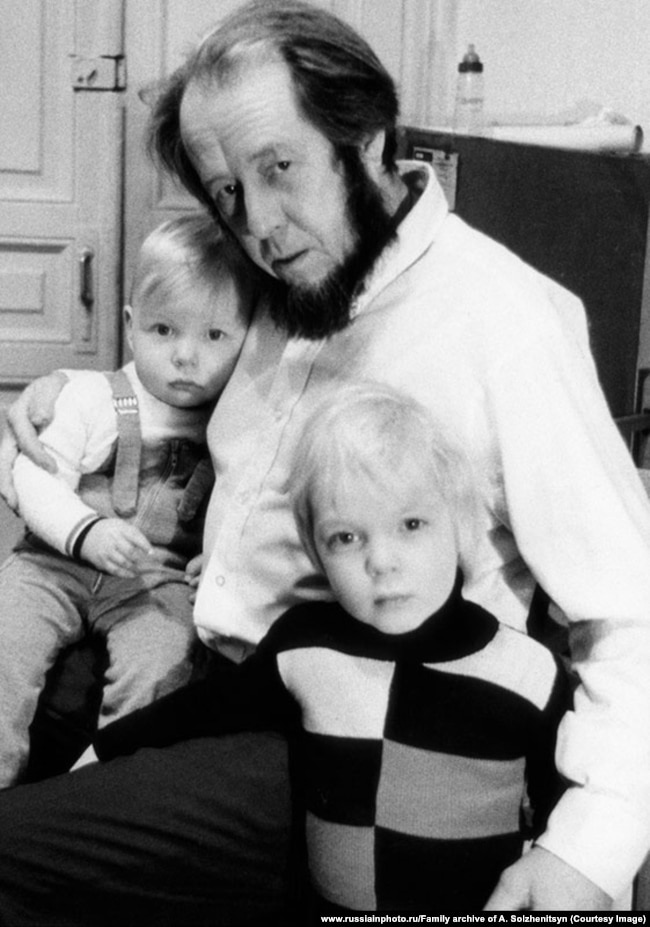 Alexander Solzhenitsyn me djemtë e tij Ermolai dhe Ignat në Moskë, dhjetor 1973