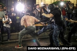 Тбилисиде наразылық акциясына шыққандарға полиция күш қолданып жатыр. Грузия, 1 мамыр, 2024 жыл.