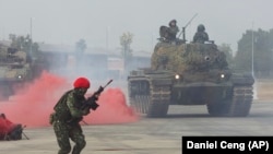 Egy tajvani katona és harci járművek a katonai inváziót szimuláló januári hadgyakorlat idején