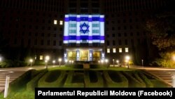 Clădirea Parlamentului R. Moldova, iluminată în culorile drapelului Israelului, în semn de solidaritate cu poporul israelian.