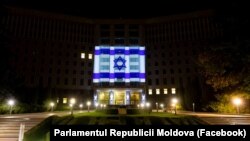 Clădirea Parlamentului R. Moldova cu steagul Israelului proiectat pe ea, la câteva zile după atacul Hamas de la 7 octombrie. 