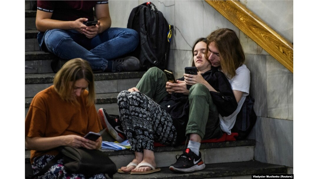 Ucrainenii se adăpostesc într-o stație de metrou în timpul unui atac rusesc asupra Kievului, 26 august.