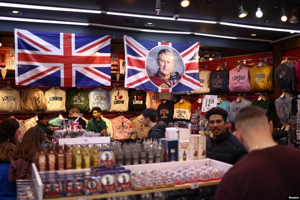 Flamuri britanik me portretin e Mbretit Charles në një dyqan suveniresh në Londër.&nbsp;&nbsp;
