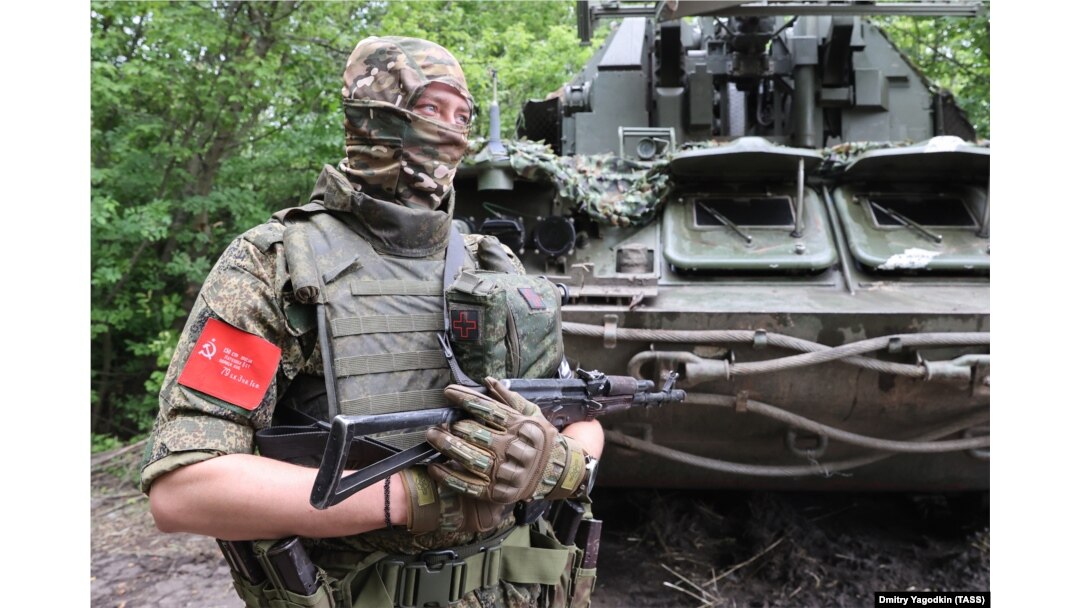 Un soldat rus, fotografiat în regiunea Donețk din Ucraina în iulie 2023, poartă steagul victoriei sovietice, un steag care a fost ridicat peste Reichstag-ul Germaniei de trupele Armatei Roșii în mai 1945.