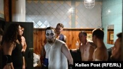  Кечистът Скела гледа към обектива. Той е заобиколен от сътрудници, които са в съблекалнята на залата, в която се бият. 