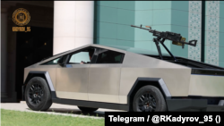 Кадыров Рамзанан Tesla Cybertruck, Нохчийчоьнан куьйгалхочун телеграм-каналера видео йуккъера йина скриншот