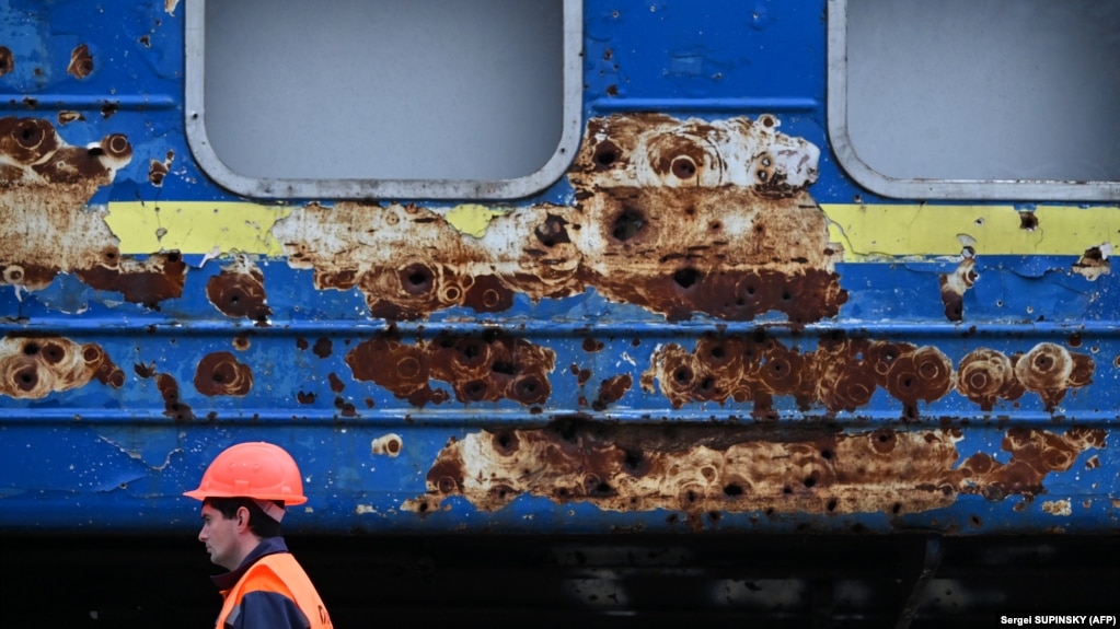 Një vagon treni, i cili u godit nga plumbat rusë gjatë evakuimit të civilëve nga qyteti Irpin në mars të vitit 2023, u ekspozua në sheshin St. Mykhaylo të Kievit. ​