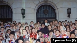 Prezența femeilor în funcții înalte a fost evitată și din cauza umbrei lăsate de soția dictatorului Ceaușescu, dar și a unor propagandiste feroce. Fals om de știință și „mamă a poporului”, ea a avut inițiativa multor politici sociale dezastruoase. Foto, București, 01.01.1989.