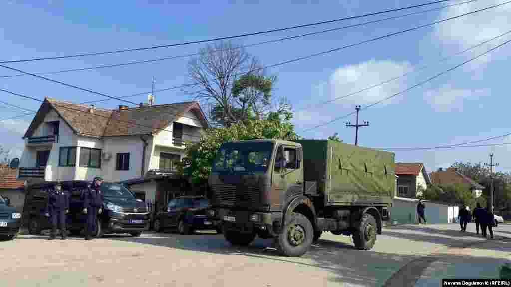 Prizor iz sela Dubona u okolini Mladenovca, oko 60 km južno od Beograda, nakon masovne pucnjave, 5. maja.