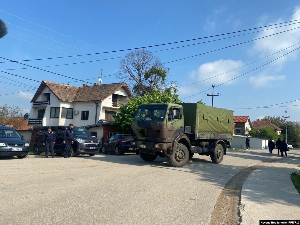 Një pamje nga fshati Dubona në afërsi të Mlladenovcit, rreth 60 kilometra në jug të Beogradit, pas të shtënave masive më 5 maj.