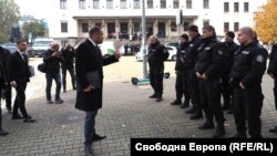 Калин Стоянов говори с "протестиращите" служители на МВР преди да влезе в сградата на Народното събрание