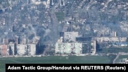 Дим се издига след експлозия на снаряд, на фона на атаката на Русия срещу Украйна в Бахмут, 7 май 2023 г.