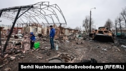 Урнатини на улицата Вокзална во Буча, каде што се водеа едни од најтешките борби