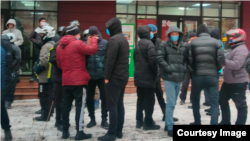 Акция протеста курьеров компании Wolt в Алматы. 16 января 2024 года