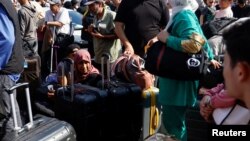 Палестинцы покидают сектор Газа.